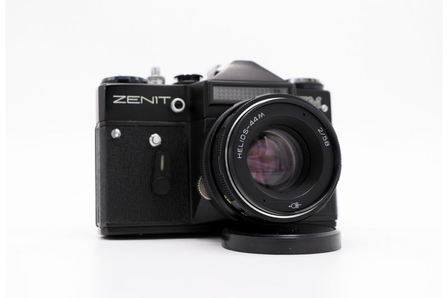 Зеркальная камера Зенит ЕМ + Гелиос-44М (СССР)