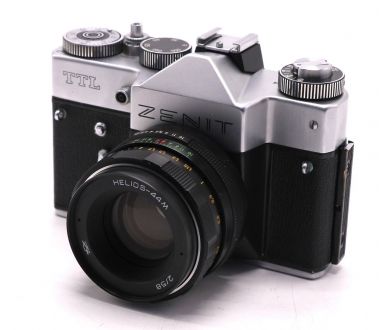 Ранний фотоаппарат Зенит ТТЛ (СССР, 1977)