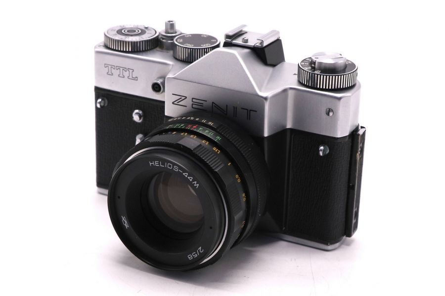 Ранний фотоаппарат Зенит ТТЛ (СССР, 1977)