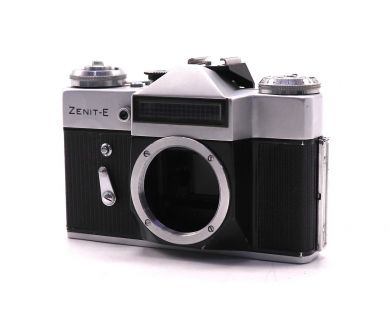 Советский малоформатный фотоаппарат Зенит Е body