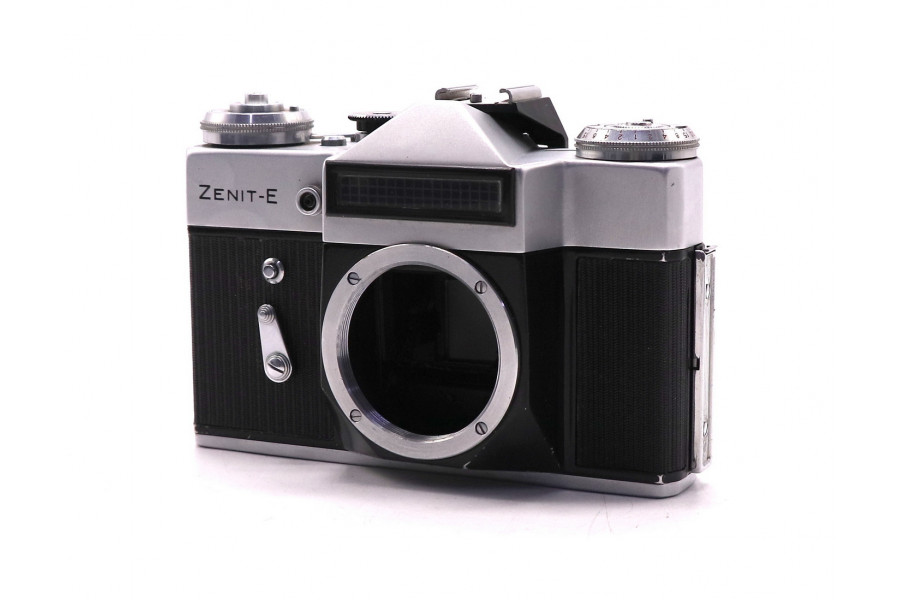 Советский малоформатный фотоаппарат Зенит Е body