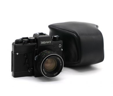 Советский зеркальный фотоаппарат Зенит 19 kit