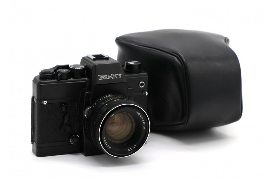 Советский зеркальный фотоаппарат Зенит 19 kit
