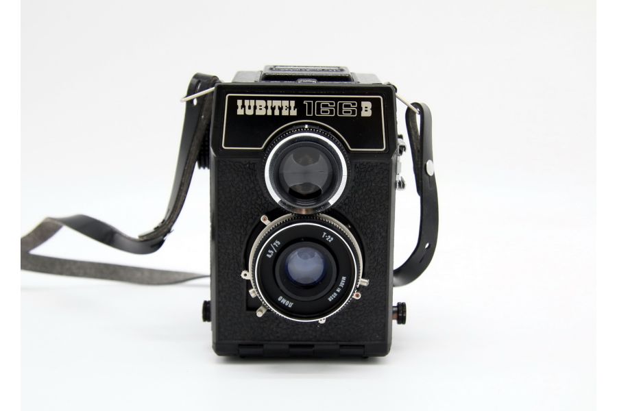 Советский зеркальный фотоаппарат Любитель 166В