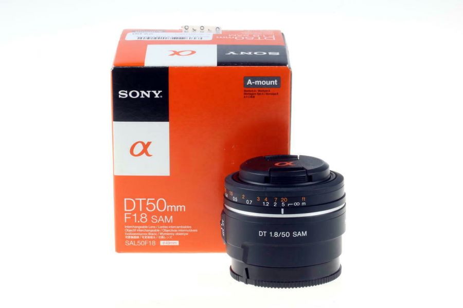 Объектив Sony DT 50mm f/1.8 SAM в упаковке