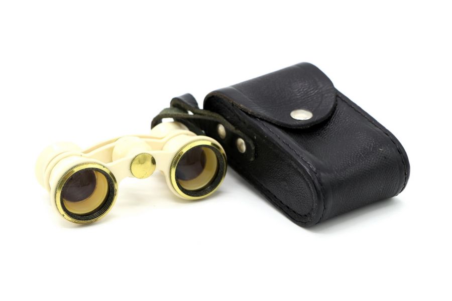 Бинокль театральный 2,5х60 белого цвета (СССР)