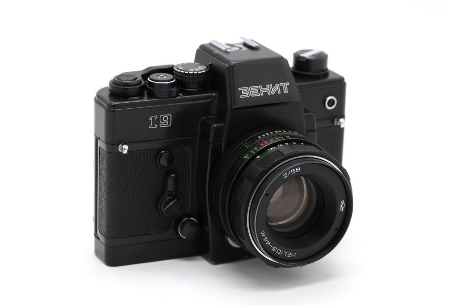 Советский фотоаппарат Зенит 19 kit - Гелиос-44М