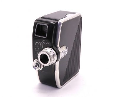 Черная любительская 8-мм кинокамера Экран (СССР)