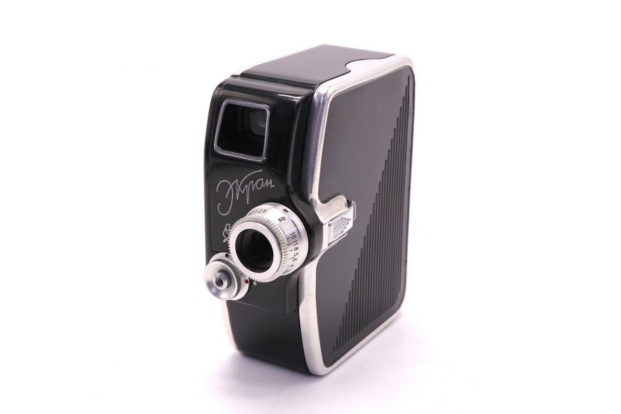 Черная любительская 8-мм кинокамера Экран (СССР)