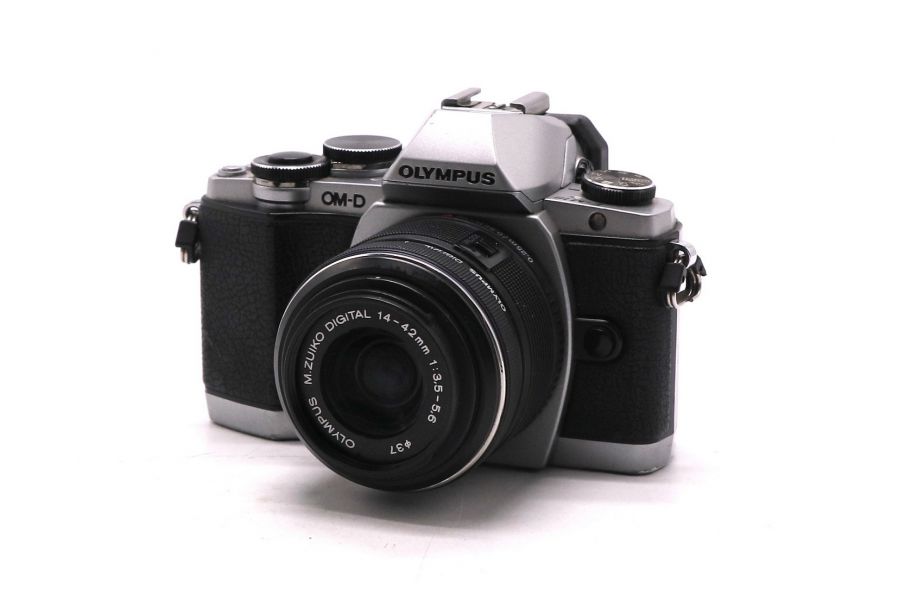 Olympus OM-D E-M10 kit (пробег 40150 кадров)