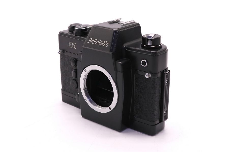 Советский плёночный фотоаппарат Зенит 19 body