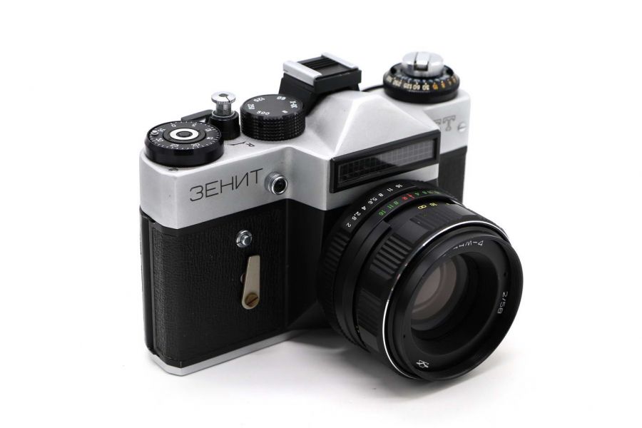 Фотоаппарат Зенит ЕТ silver + Гелиос (СССР, 1981)