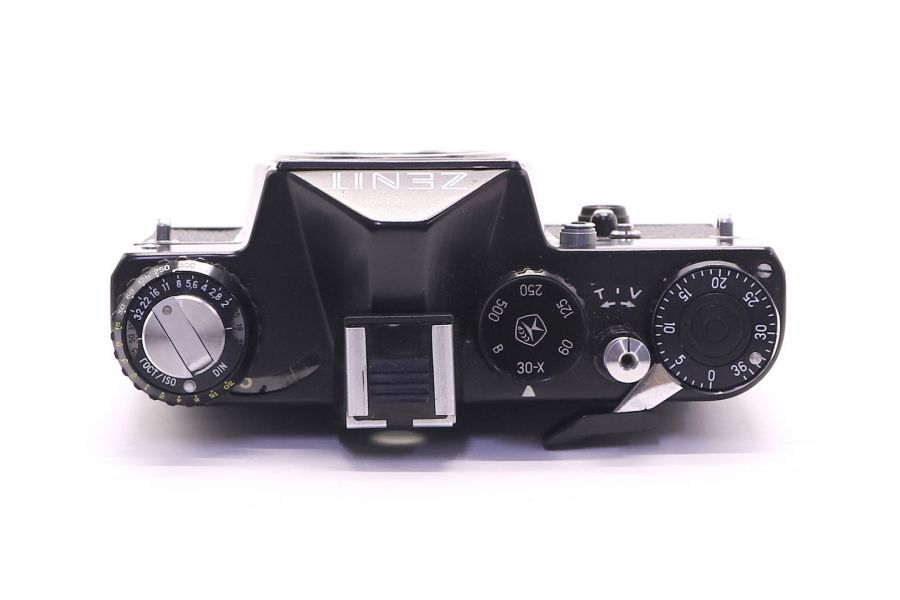 Советский малоформатный фотоаппарат Зенит 11 body