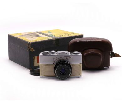 Советская зеркальная фотокамера Нарцисс в упаковке