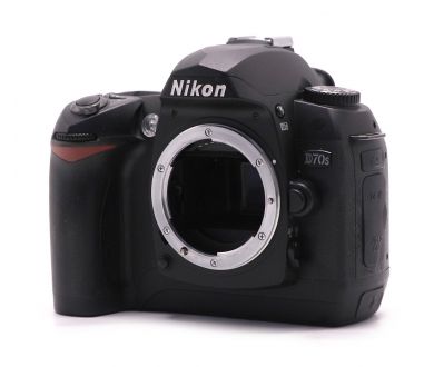 Фотокамера Nikon D70s body (пробег 4000 кадров)