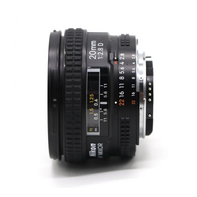Объектив Nikon 20mm f/2.8D Nikkor в упаковке