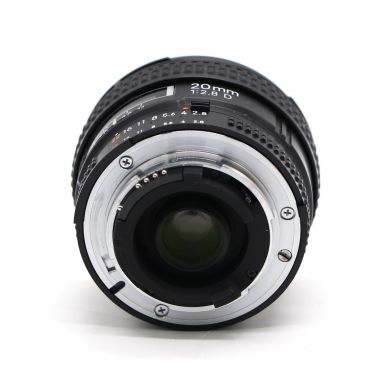 Объектив Nikon 20mm f/2.8D Nikkor в упаковке