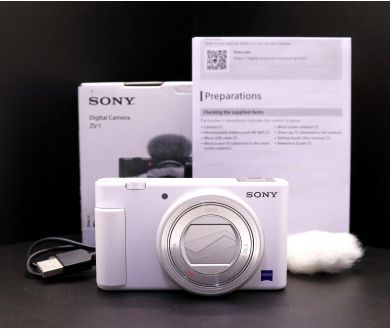Компактная цифровая камера Sony ZV-1 в упаковке