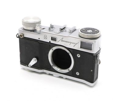 Пленочный фотоаппарат Ленинград body (ГОМЗ, 1964)