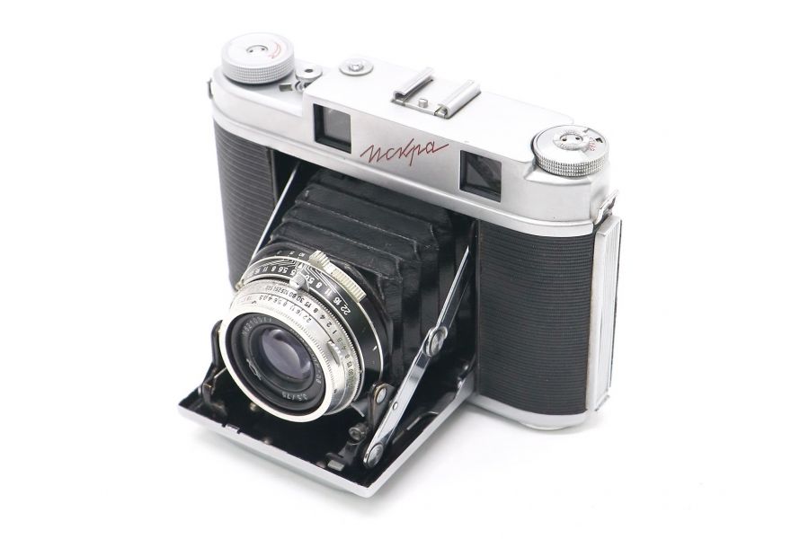 Советский пленочный фотоаппарат Искра (СССР, 1963)