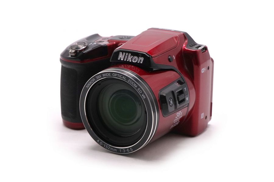 Красный цифровой фотоаппарат Nikon Coolpix L840