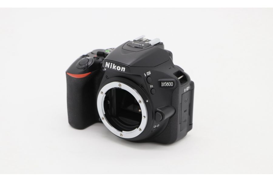 Фотоаппарат Nikon D5600 body (пробег 870 кадров)