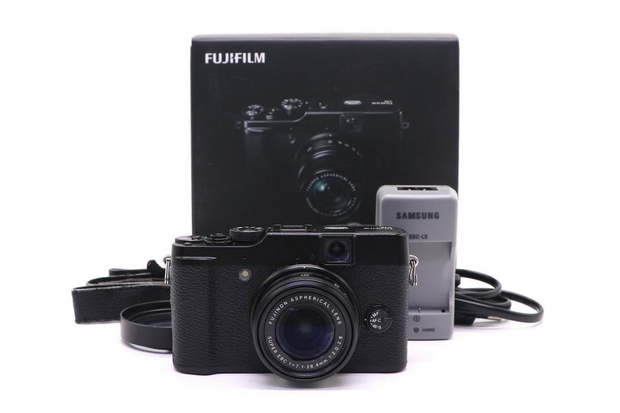 Компактный цифровой фотоаппарат Fujifilm X10 в упаковке