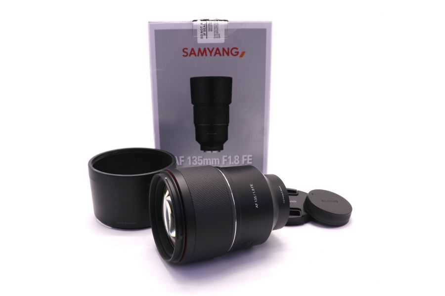 Объектив Samyang AF 135mm f/1.8 Sony E в упаковке