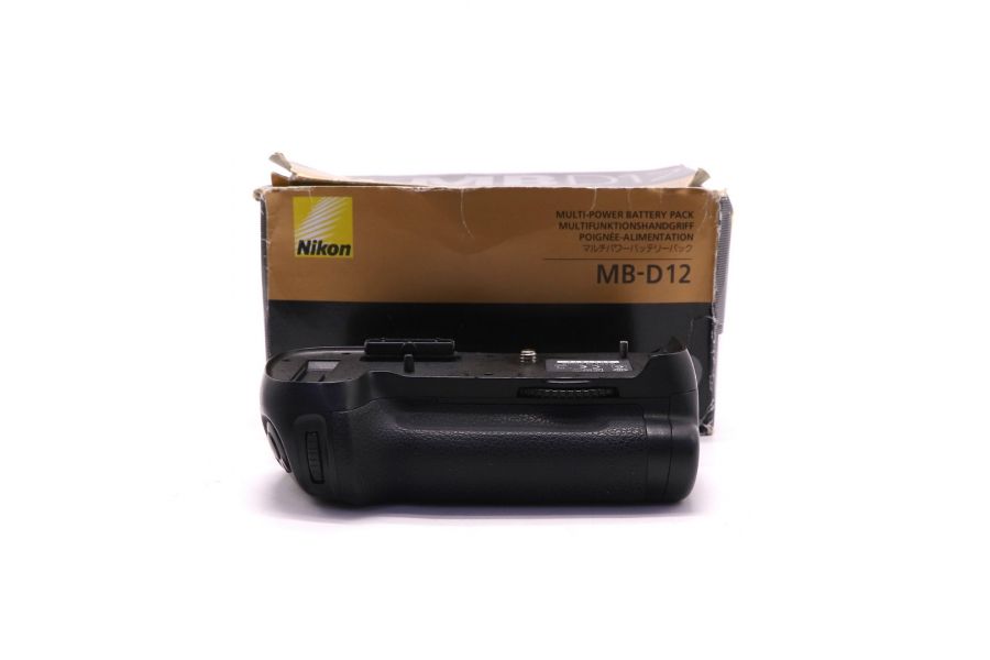 Батарейная ручка Nikon MB-D12 в упаковке