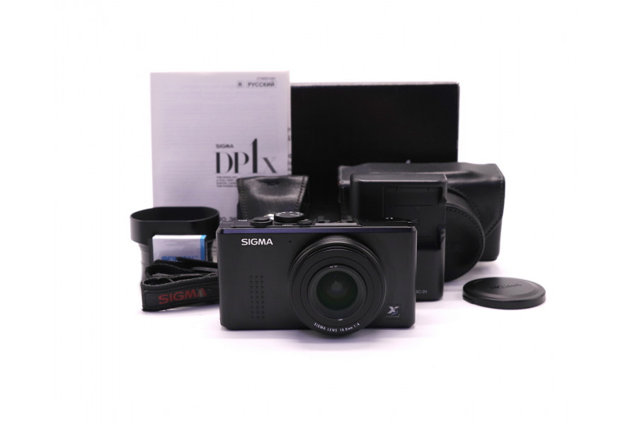 Компактный фотоаппарат Sigma DP1X в упаковке