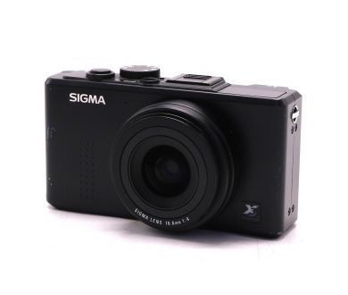 Компактная камера Sigma DP1 с объективом 28мм
