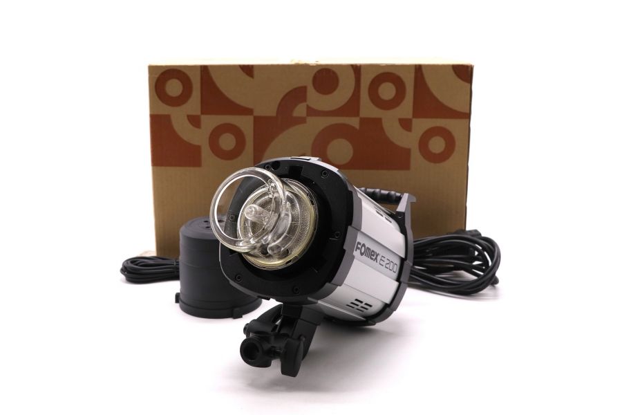 Осветитель Fomex E200 Analogue & Digital Strobe Flash 200W - 220V в упаковке