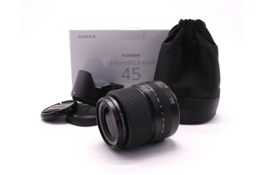 Объектив Fujifilm GF 45mm f/2.8 R WR в упаковке