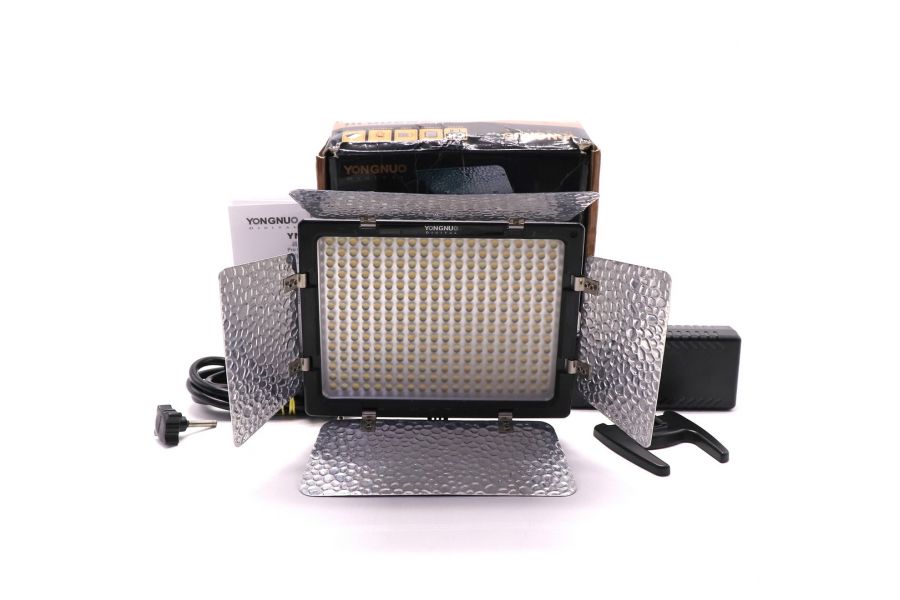 Осветитель YongNuo YN-300 III 5600K в упаковке