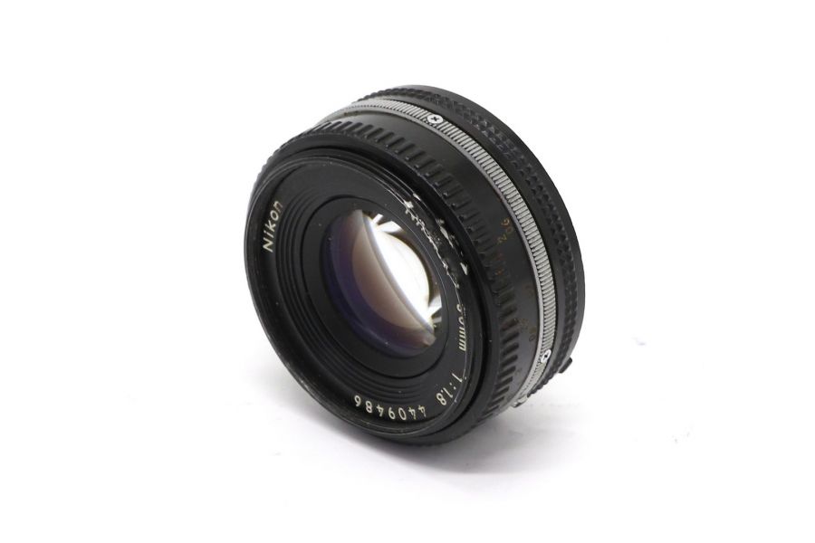 Стандартный объектив Nikon 50mm f/1.8 Nikkor