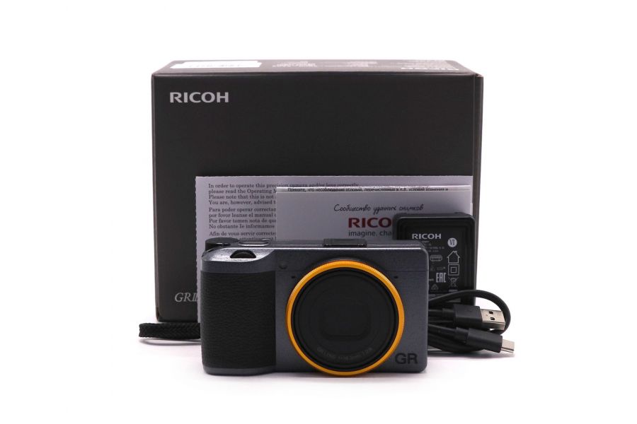 Камера Ricoh GR III Street Edition в упаковке