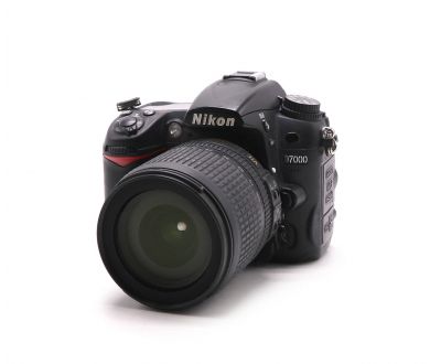 Nikon D7000 + Nikon 18-105mm f/3.5-5.6G AF-S ED DX VR Nikkor (пробег 66450 кадров)