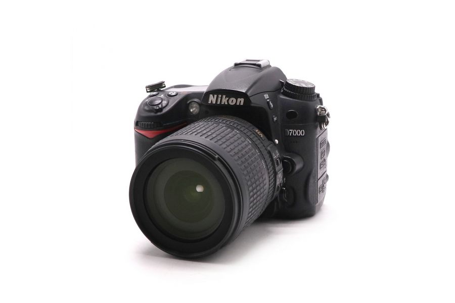 Nikon D7000 + Nikon 18-105mm f/3.5-5.6G AF-S ED DX VR Nikkor (пробег 66450 кадров)