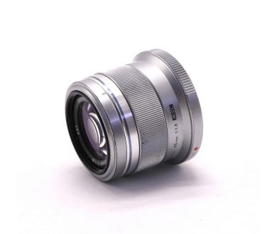 Компактный Olympus M.Zuiko Digital 45mm f/1.8