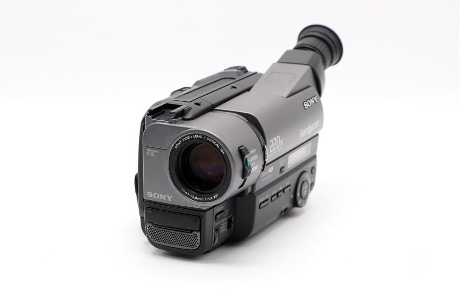 Видеокамера Sony CCD-TR640E