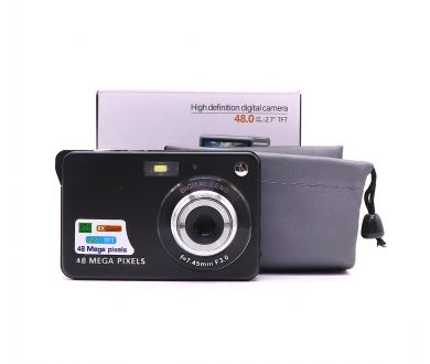 Компактная цифровая камера в упаковке