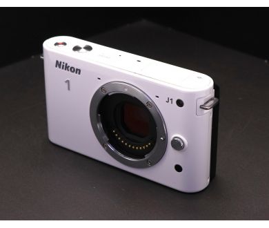 Купить Nikon 1 J1 белый body (пробег 6290 кадров) Nikon 1 J1 белый body (пробег 6290 кадров)