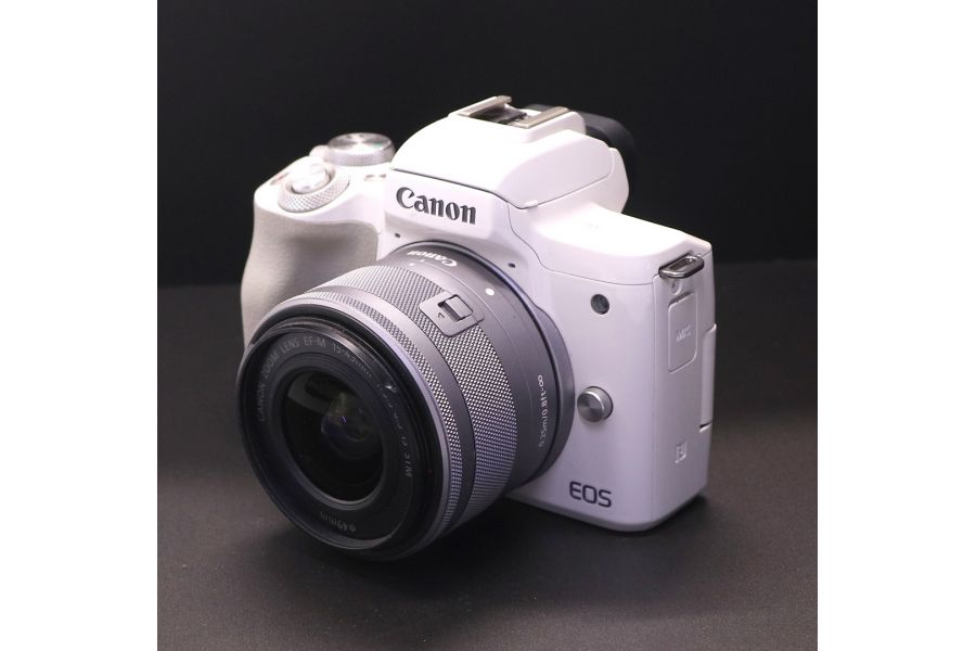 Canon EOS M50 kit белый (пробег 1310 кадров)