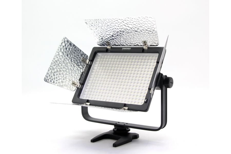 Осветитель YongNuo YN-320