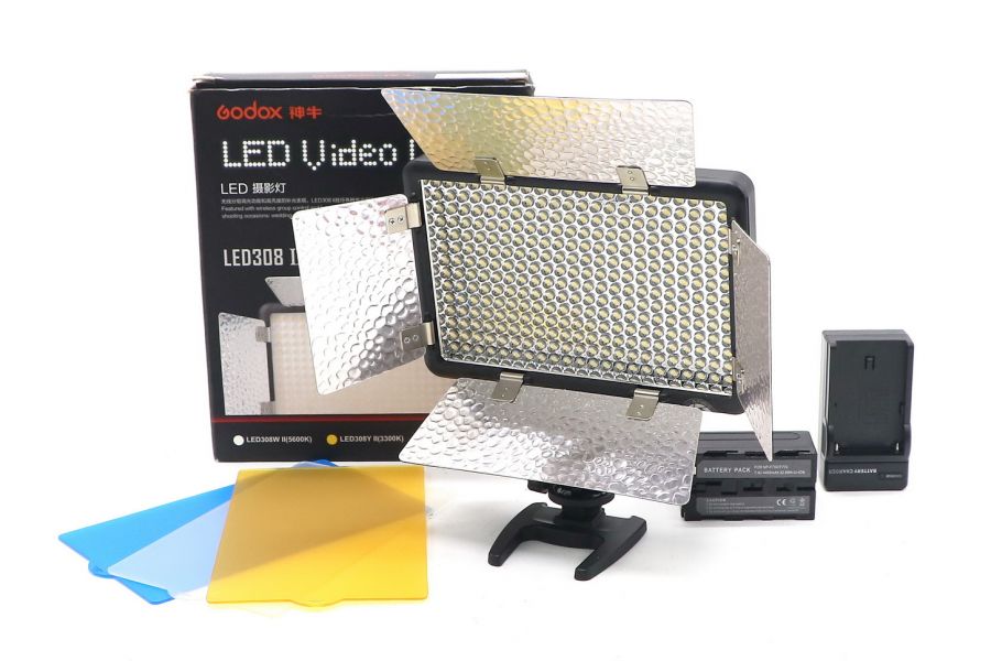 Светодиодный осветитель Godox Led308W II в упаковке