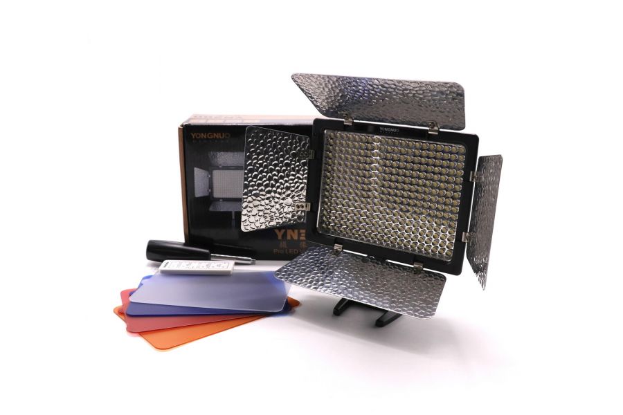 Осветитель светодиодный YongNuo LED YN-300 в упаковке