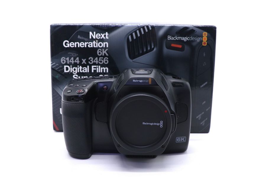 Blackmagic Pocket Cinema Camera 6K Pro в упаковке