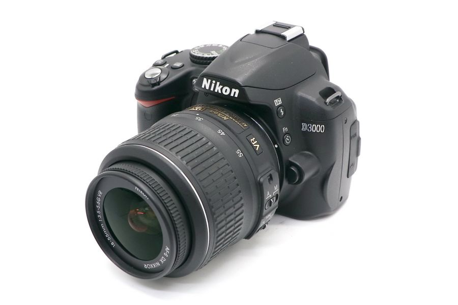 Nikon D3000 kit (пробег 4760 кадров)