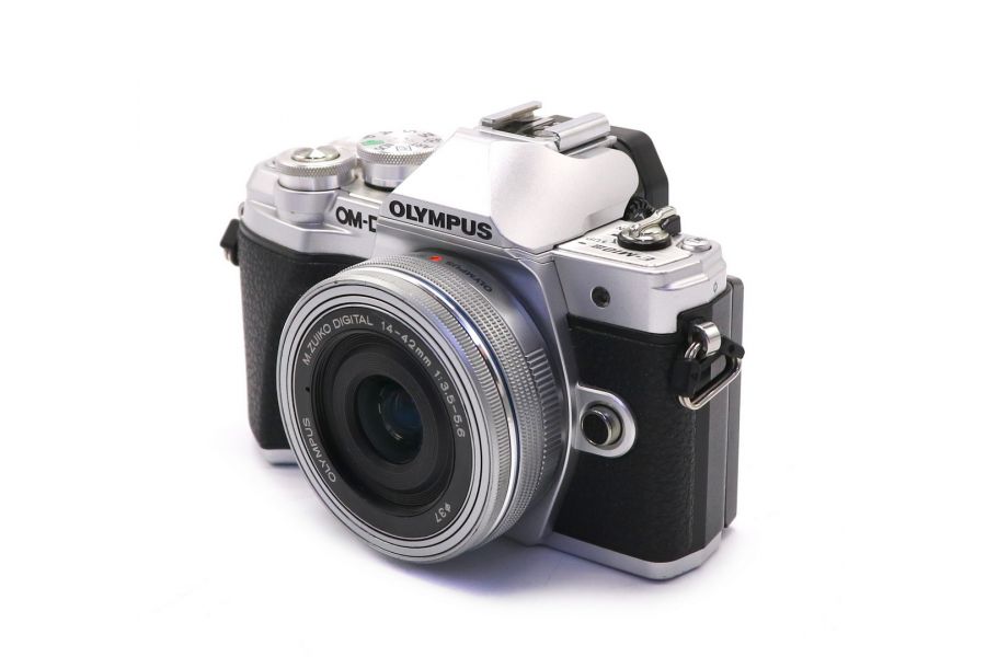 Olympus OM-D E-M10 Mark III kit silver (пробег 28500 кадров)